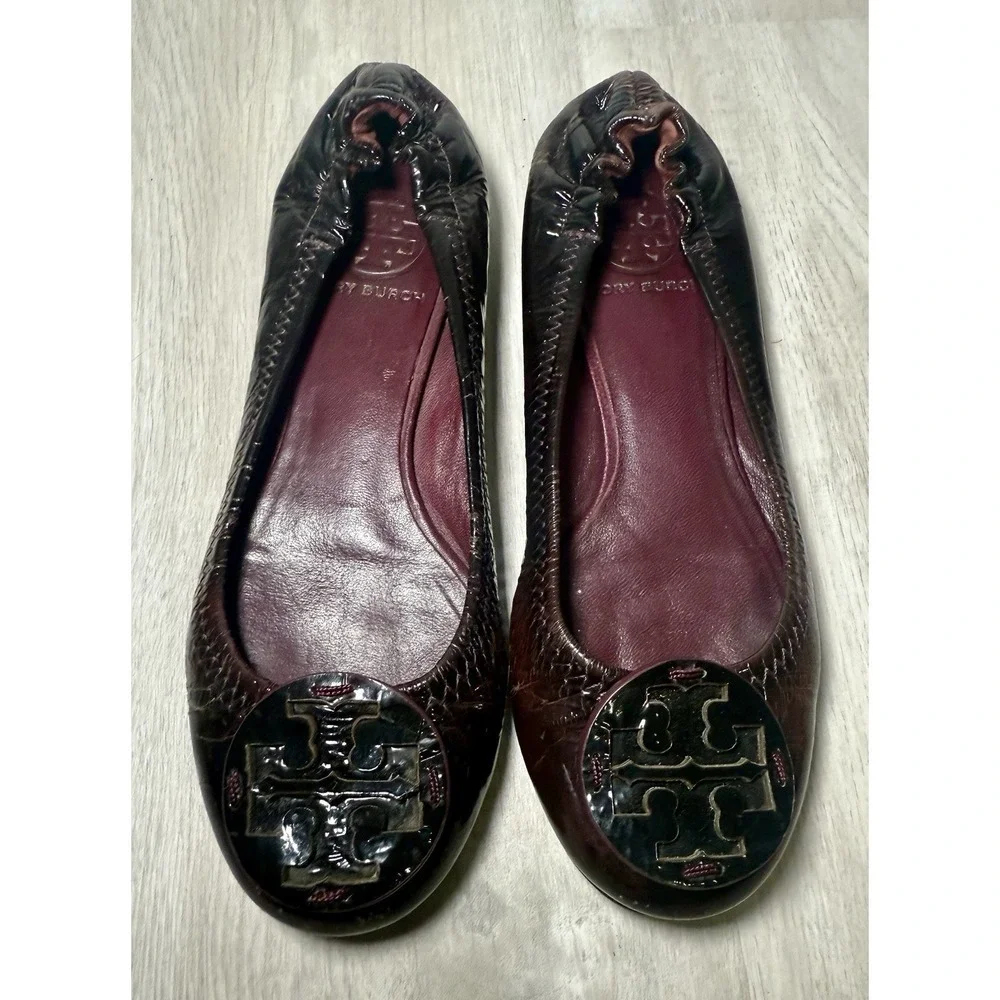Tory Burch Reva Ballet Flats Dark Brown Patent Leather Embellished Logo sz 5